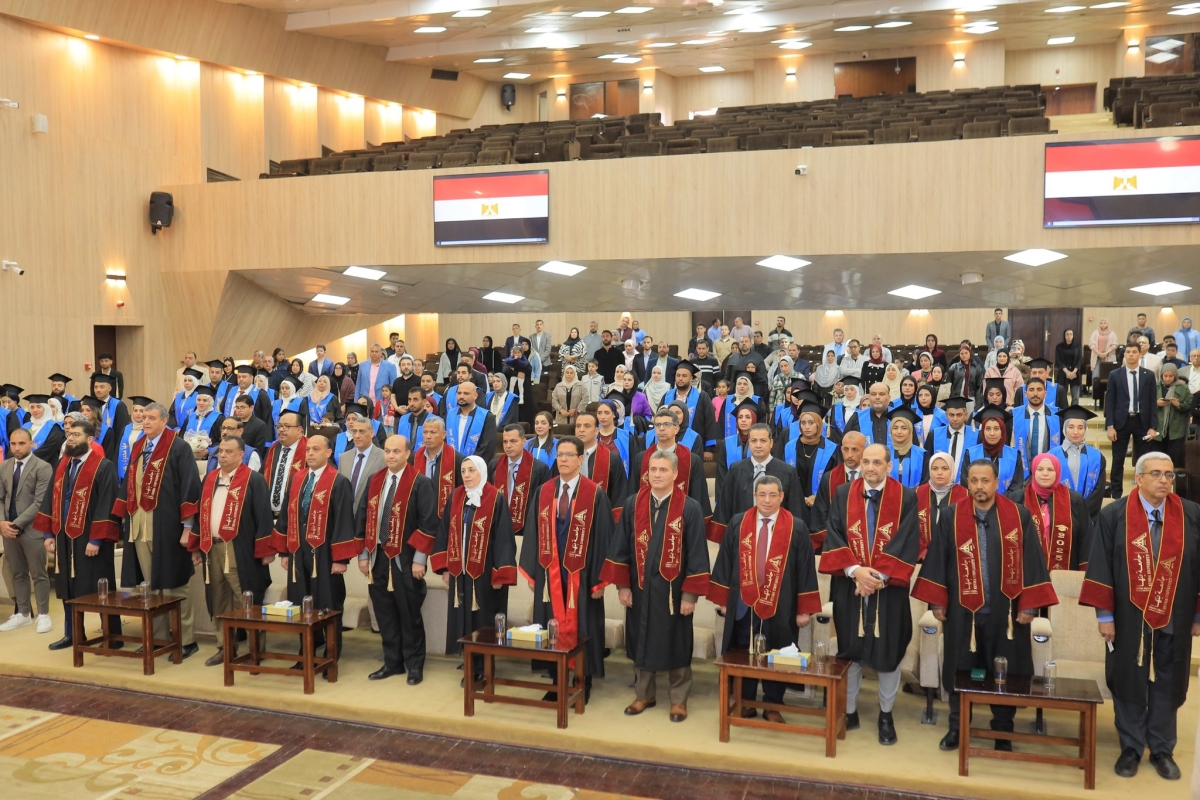 رئيس جامعة بنها يشهد حفل خريجي طلاب الدراسات العليا