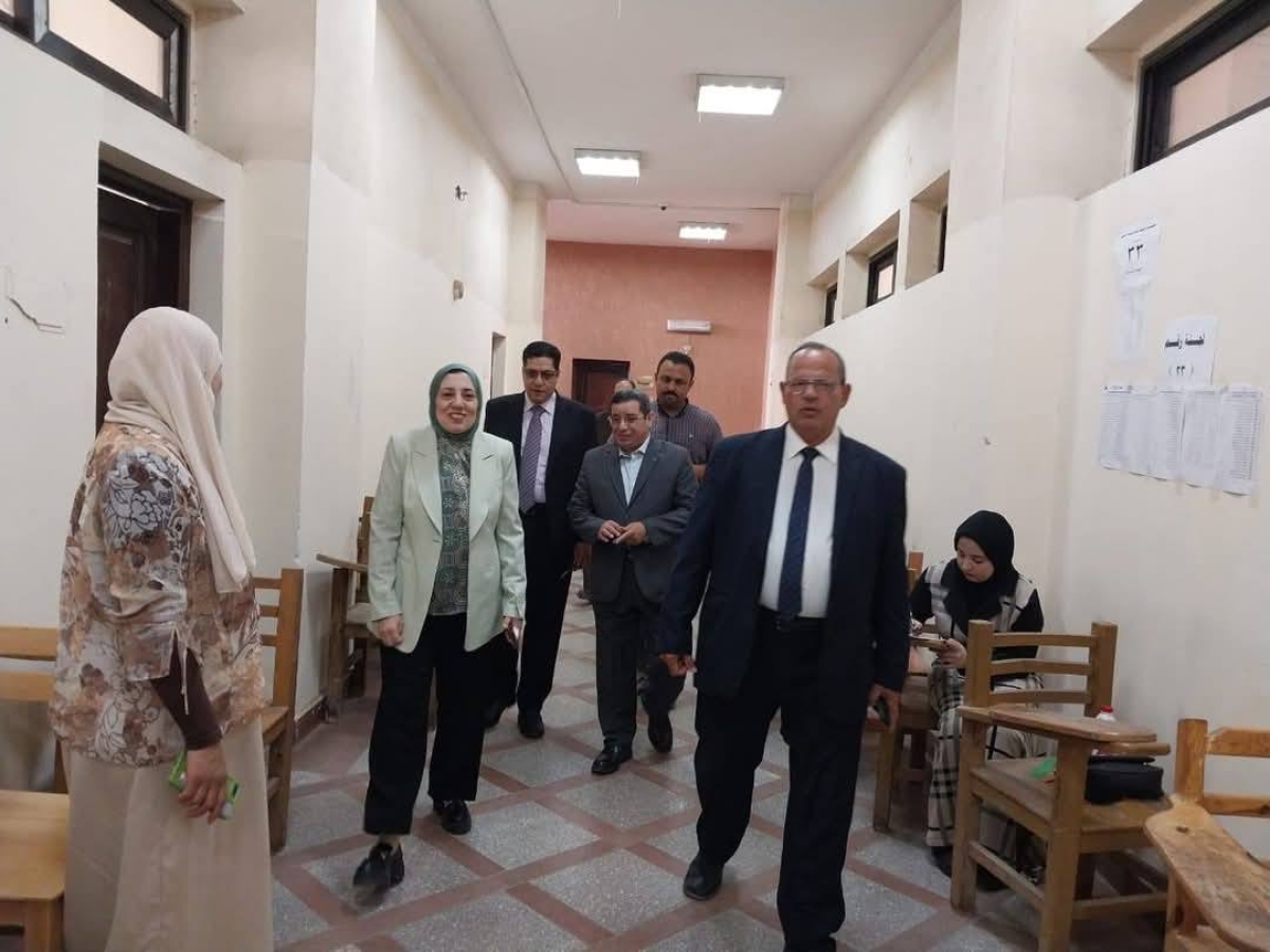 نائب رئيس جامعة بنها لشئون الدراسات العليا والبحوث تواصل تفقد سير امتحانات الفصل الدراسي الثاني