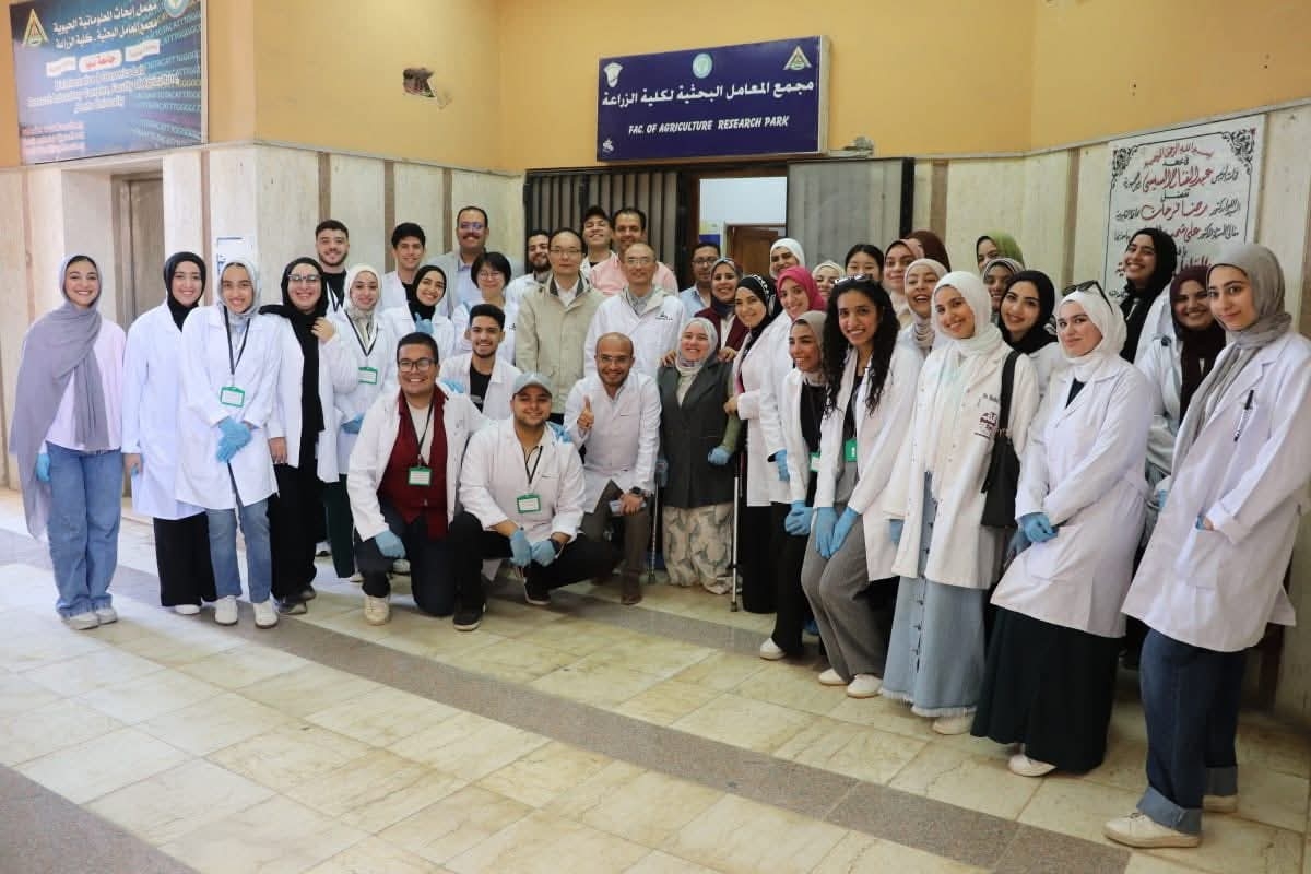 على هامش المؤتمر السنوي الخامس للدراسات العليا في العلوم التطبيقية: ورشة عمل دولية عن طرق عزل البكتيريا لطلاب كلية الزراعة بمشتهر