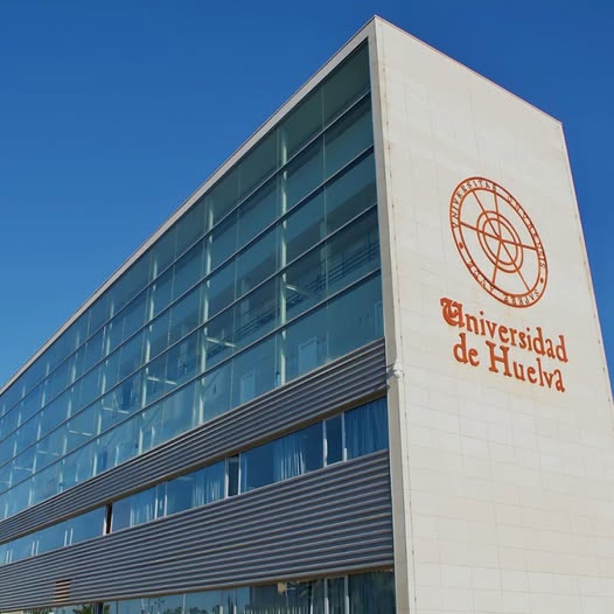 منحة دراسية بجامعة هويلفا لأعضاء الهيئة المعاونة بجامعة بنها في تخصصي الهندسة والتمريض