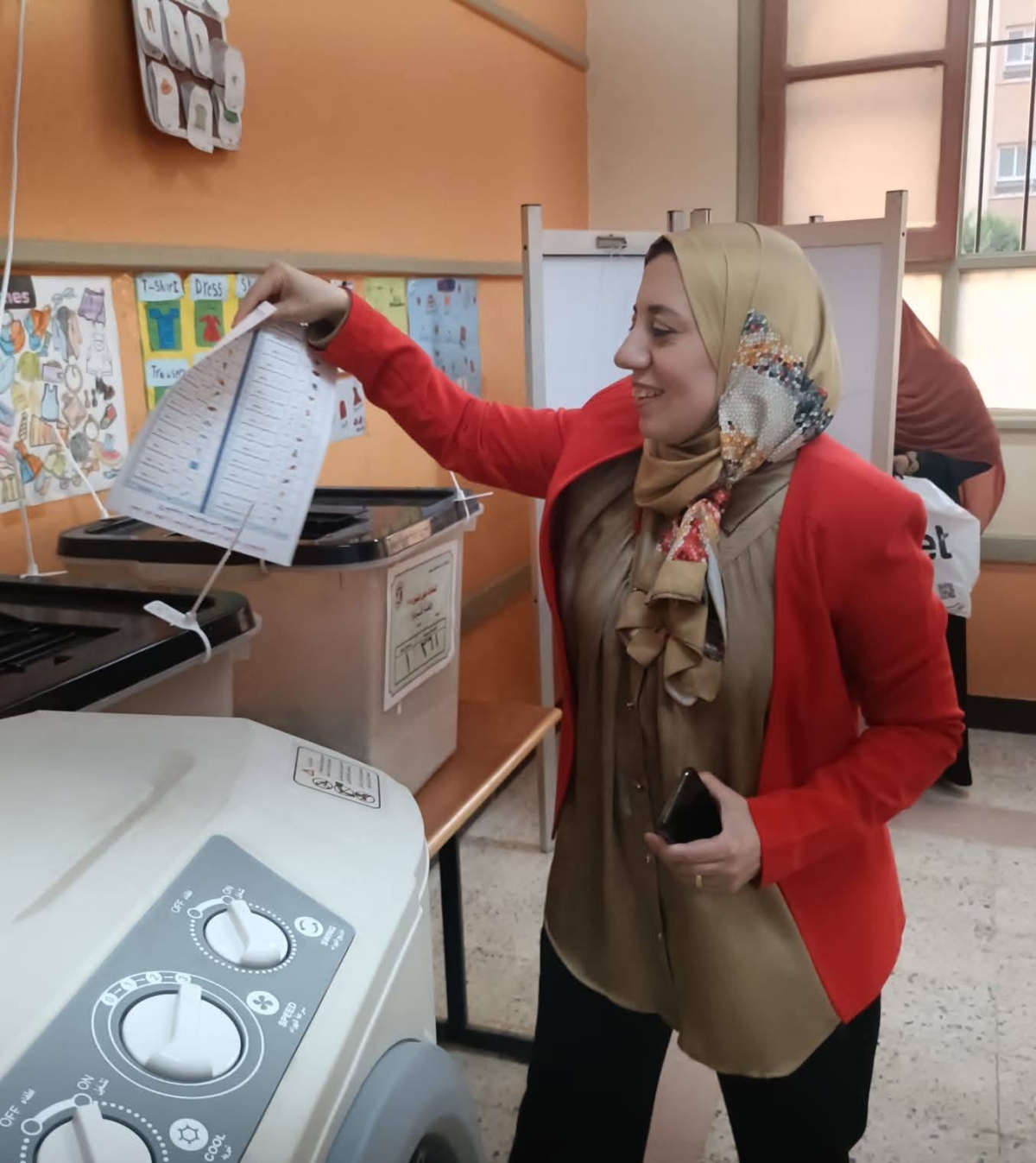 نائب رئيس جامعة بنها تدلي بصوتها في انتخابات مجلس الشيوخ
